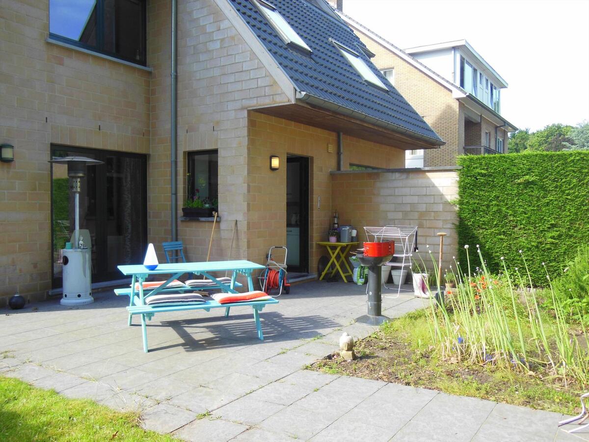 Gezellig gelijkvloersappartement met zonnige tuin en garage 