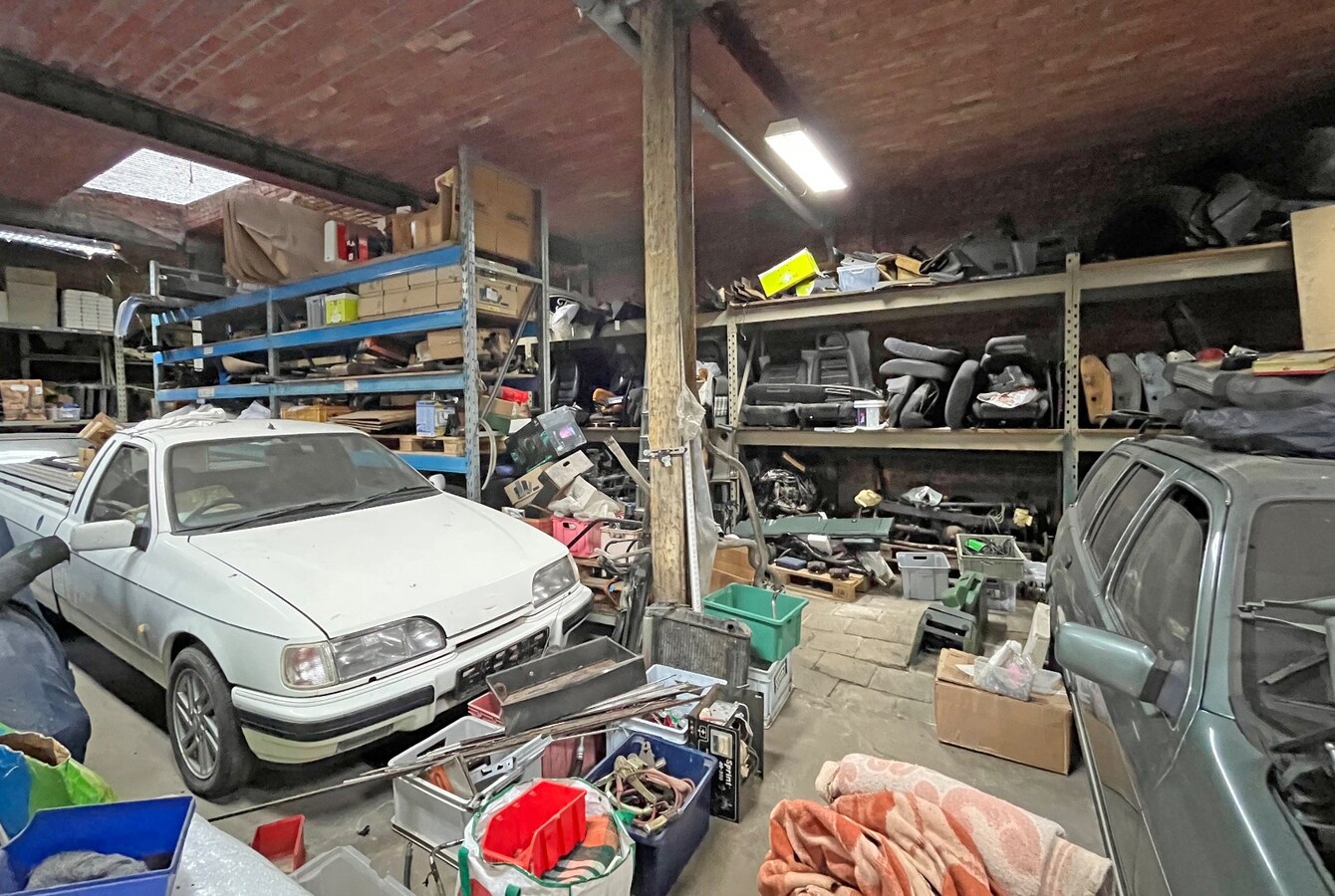 Goed gelegen magazijn met 2 bovengelegen appartementen 