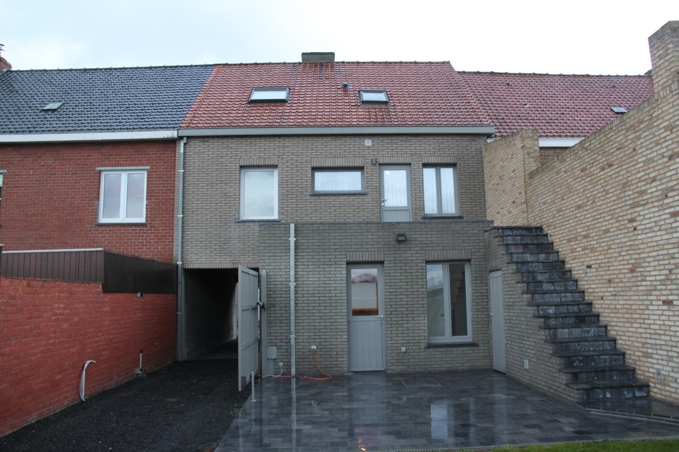Volledig vernieuwd woning met ruime garage 