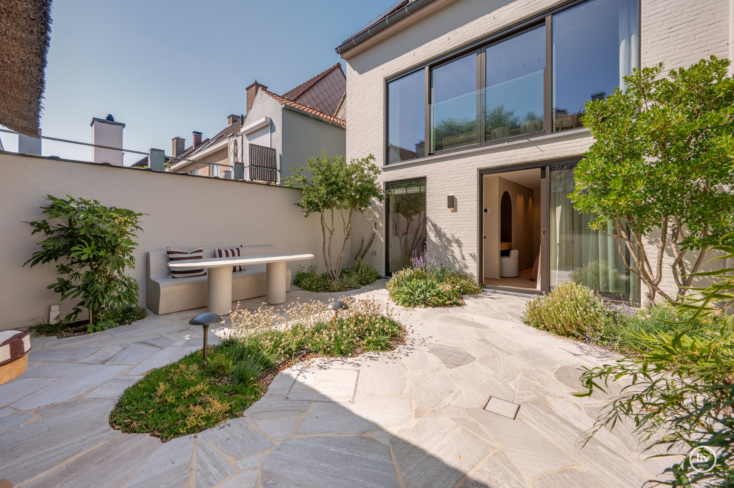 Luxe, comfort kortom een prachtig gerenoveerde woning in hartje Knokke. 