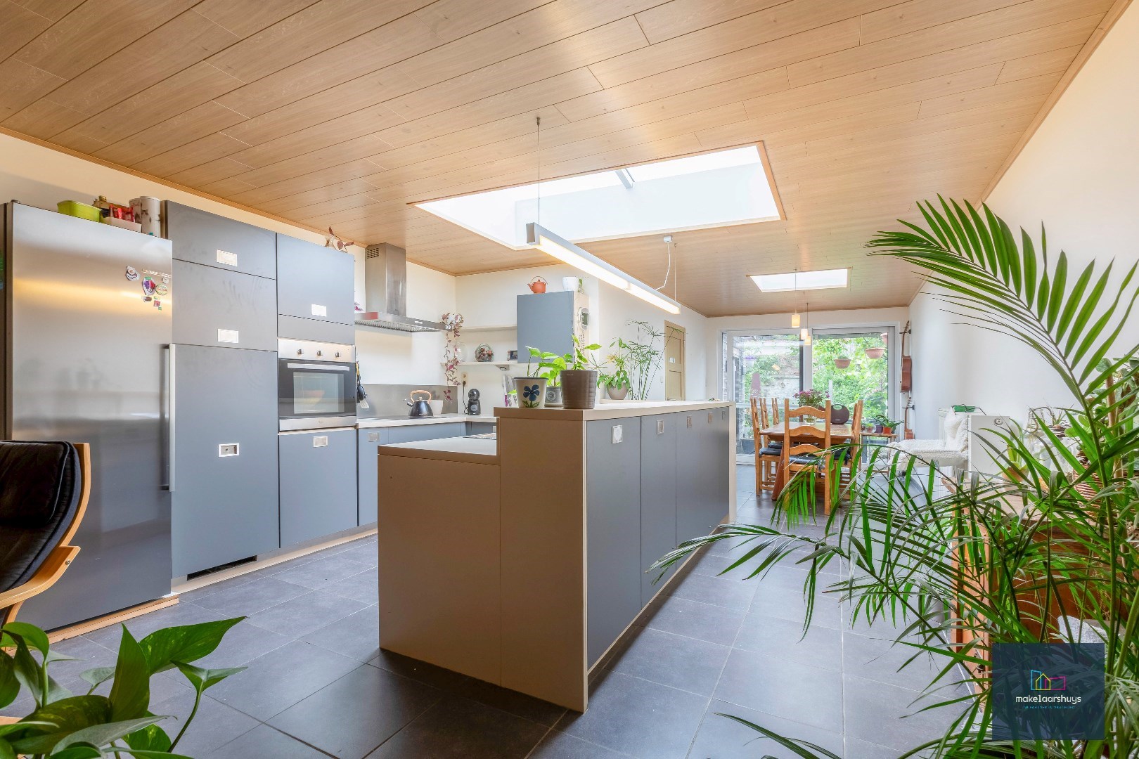 Instapklare woning met aangename tuin en garage 