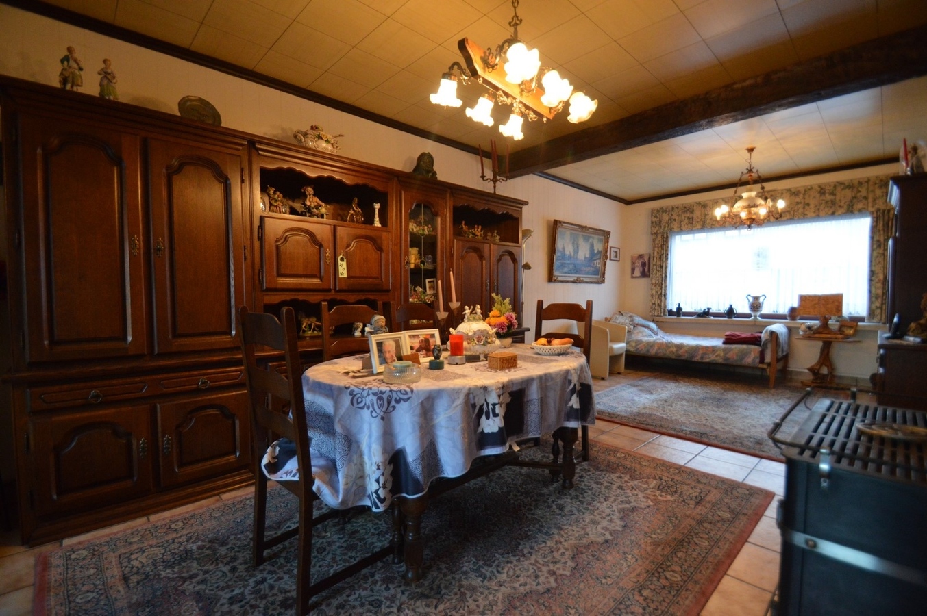 Volumineuze, te renoveren woning met garage - Heist 