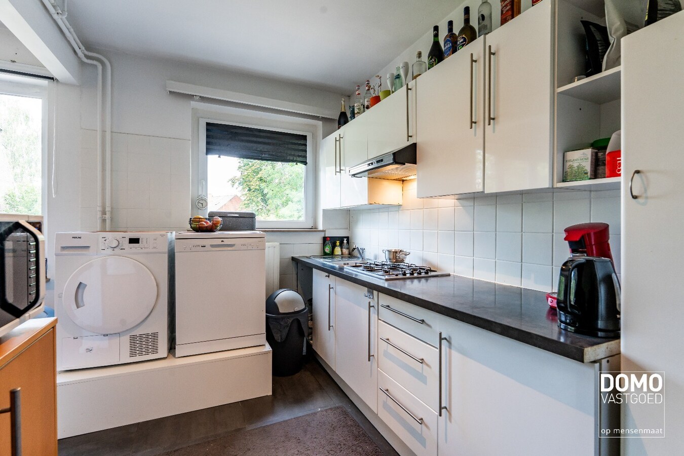 RUIM APPARTEMENT MET 2 SLAAPKAMERS, 2 ZOLDERKAMERS EN 2 GARAGES TE RUNKST 