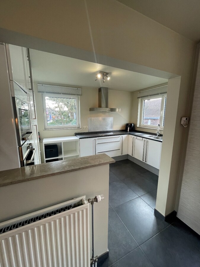 Verzorgde bel-etagewoning met 3 slpk, terras, patio  en garage nabij het centrum van As. 