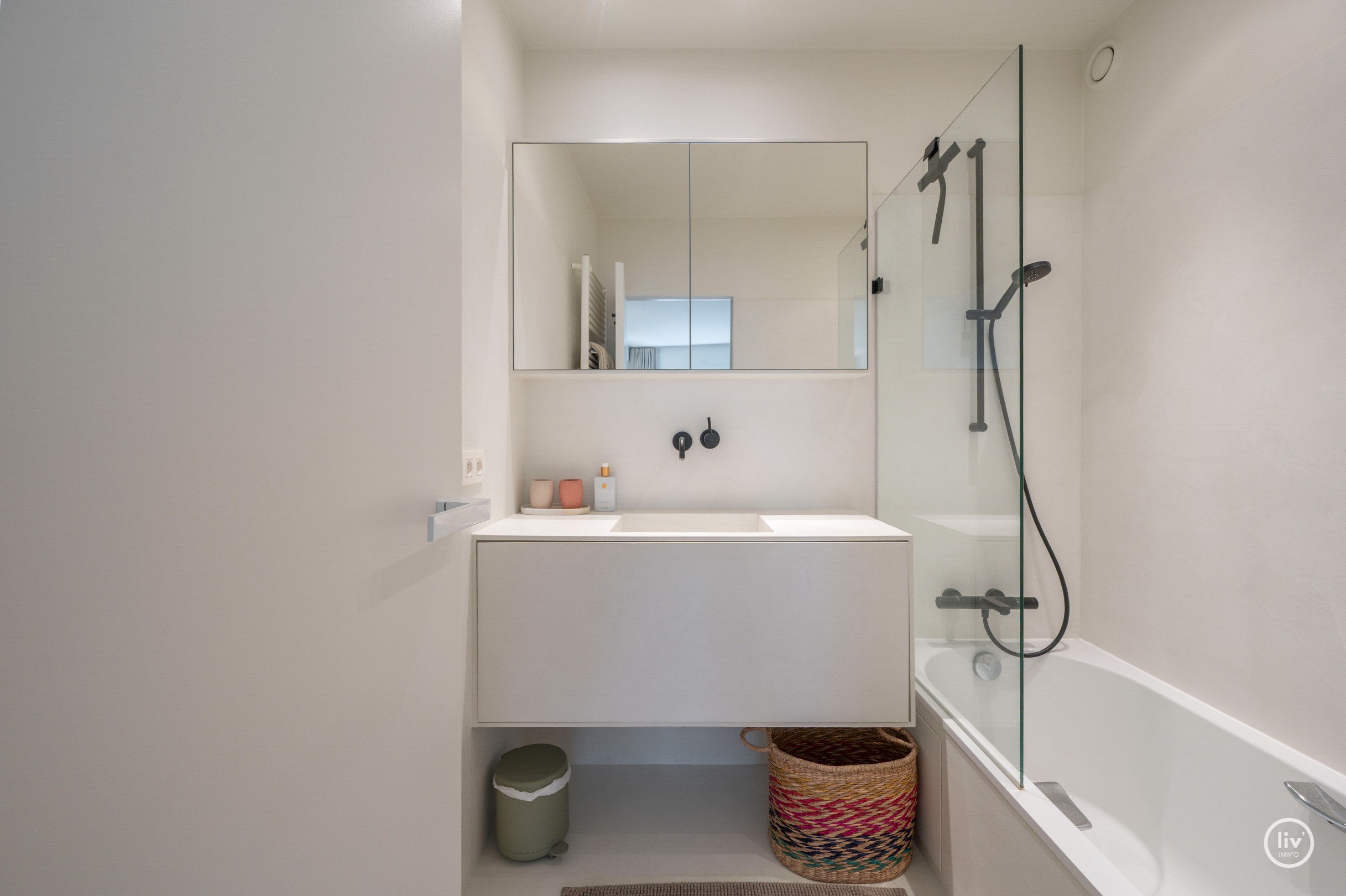 Prachtig gerenoveerd 1 slaapkamer appartement centraal gelegen in een rustige zijstraat van de Zoutelaan te Knokke. 