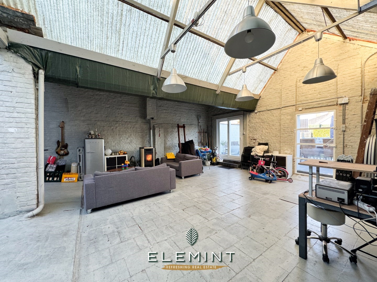 Gezinswoning met aanpalende magazijn en mooie tuin 