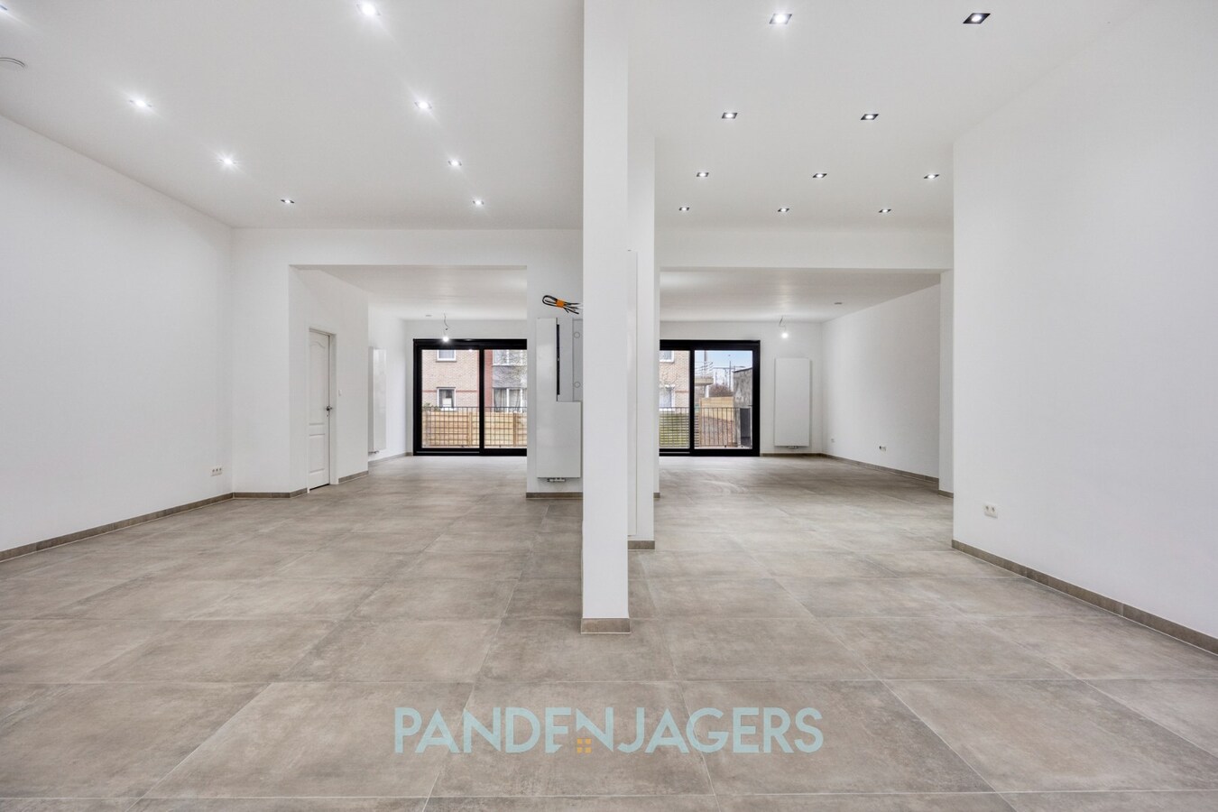 Volledig gerenoveerd handelspand met uitzonderlijke buitenruimte te Duffel 