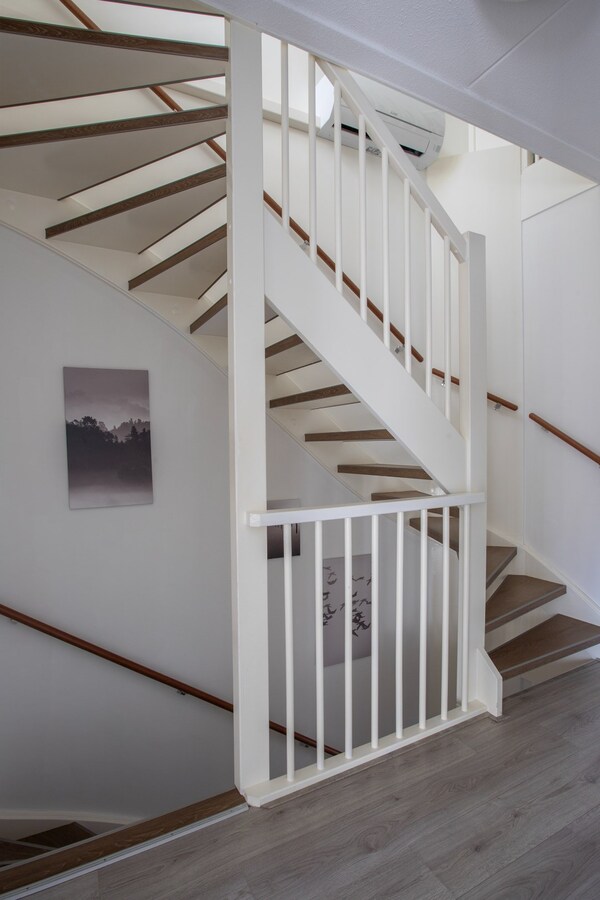 Nagenoeg nieuwe, netjes afgewerkte tussenwoning op 112 m² met berging, overkapping en een vrije achterom. 