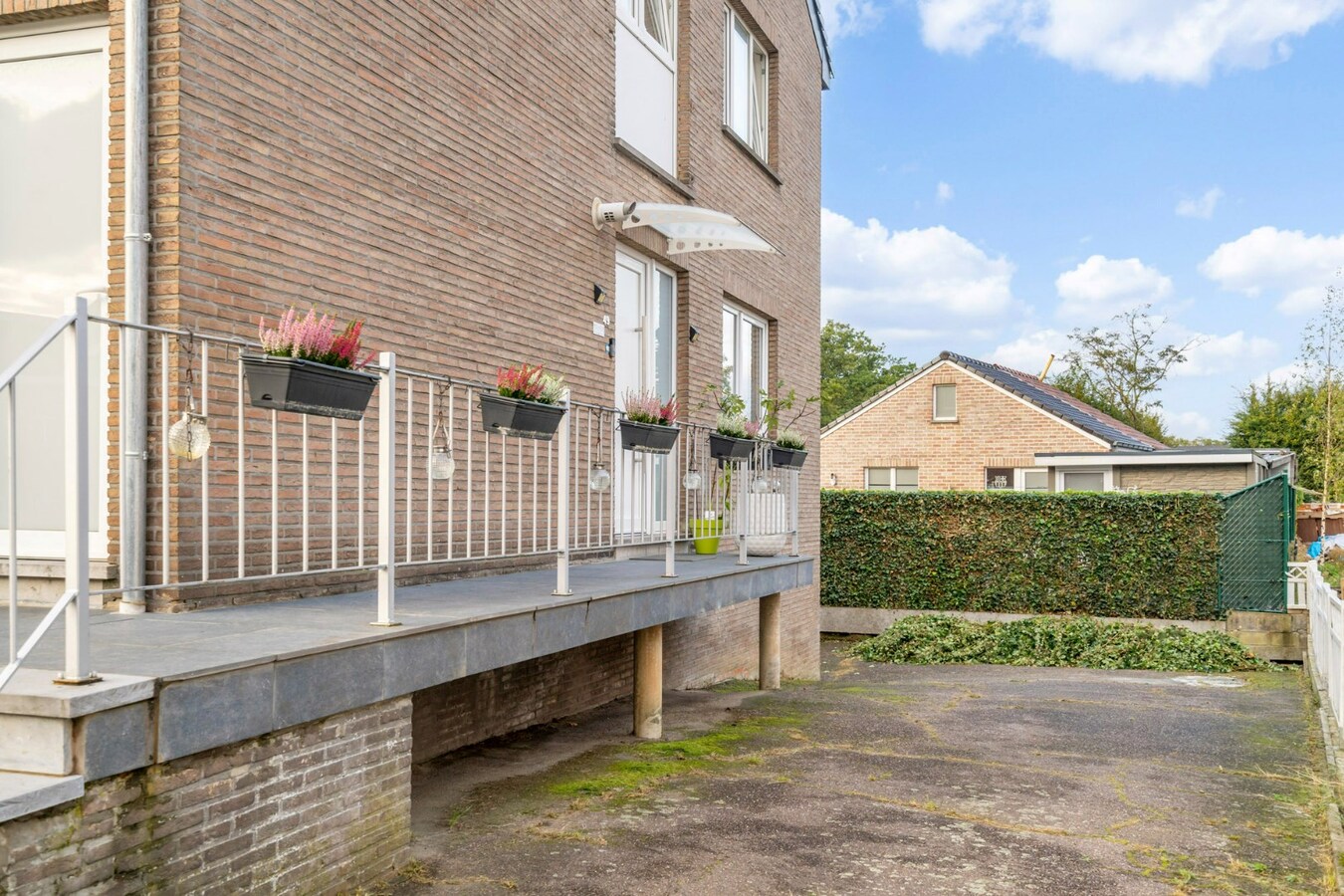Gerenoveerd appartement met 2 slaapkamers en garage 