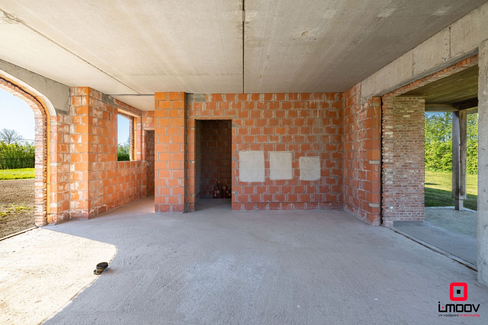 Landelijk gelegen ruwbouwhoeve met bijgebouwen op uitzonderlijk perceel van ca. 9.331 m² 