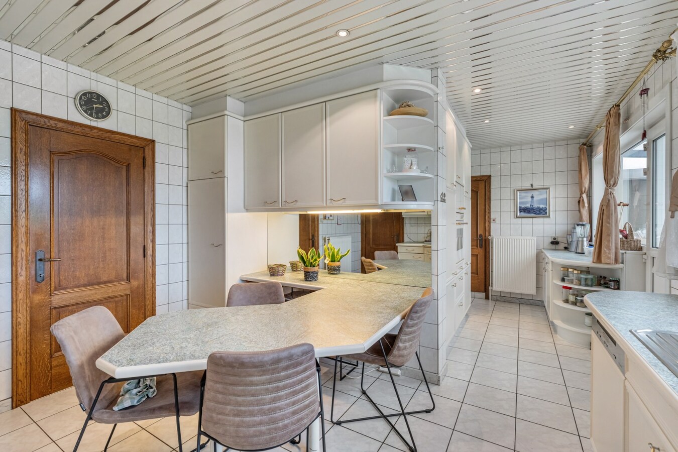Een verrassend ruime half-vrijstaande stadswoning op perceel van 4a23ca. 
