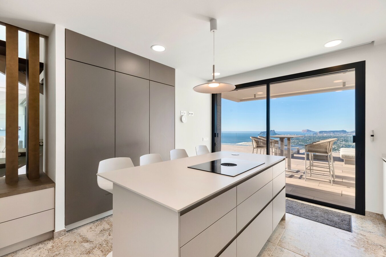 Een uitzonderlijke villa waar luxe, licht en panoramische waterzichten samenkomen. 