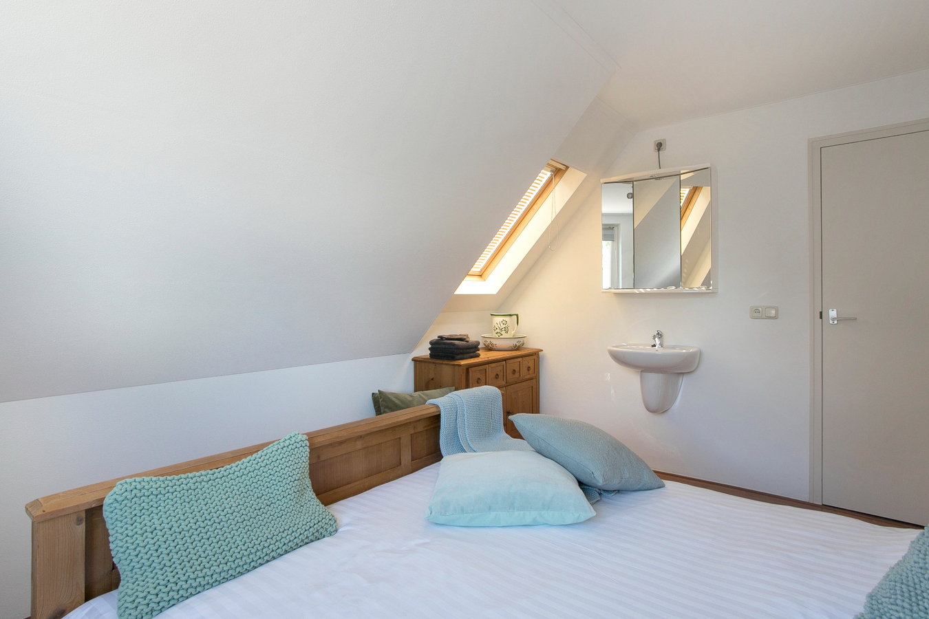 Deze moderne en royale vrijstaande woning staat op een rustige woonlocatie op een mooi hoekperceel. 