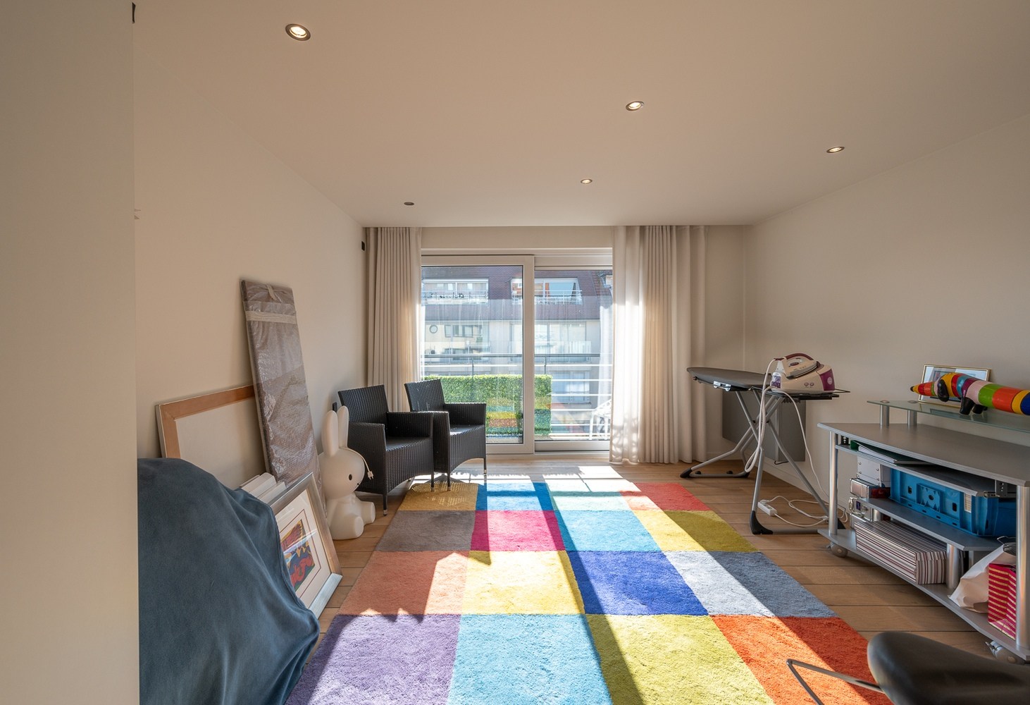 Uitzonderlijk appartement (232m2) met 4 slaapkamers en ruim terras op topligging met zicht over de kerk te Dumortierlaan. 