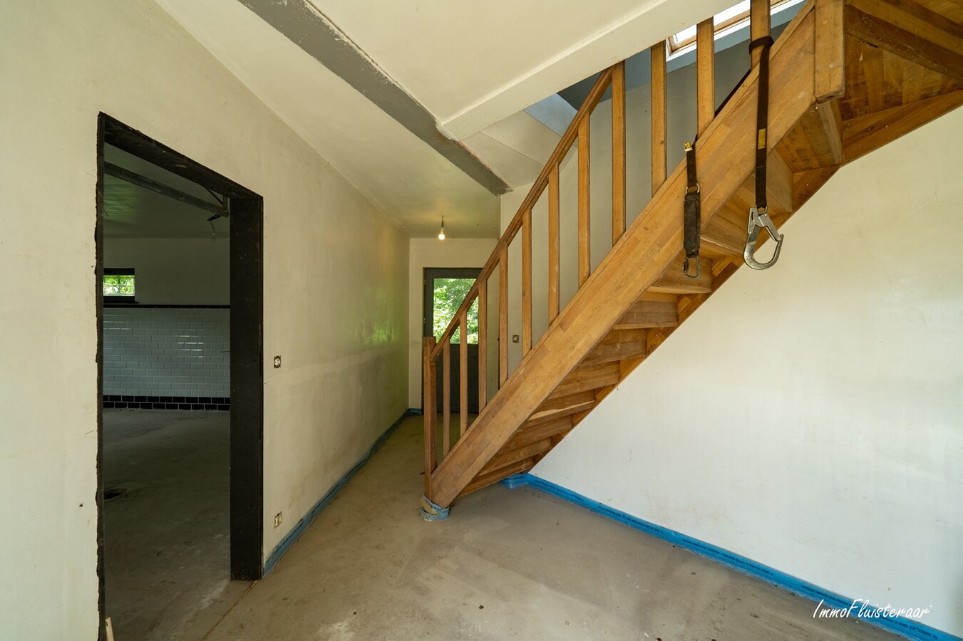 Hoogwaardige ruwbouwvilla met bijgebouw en weide 