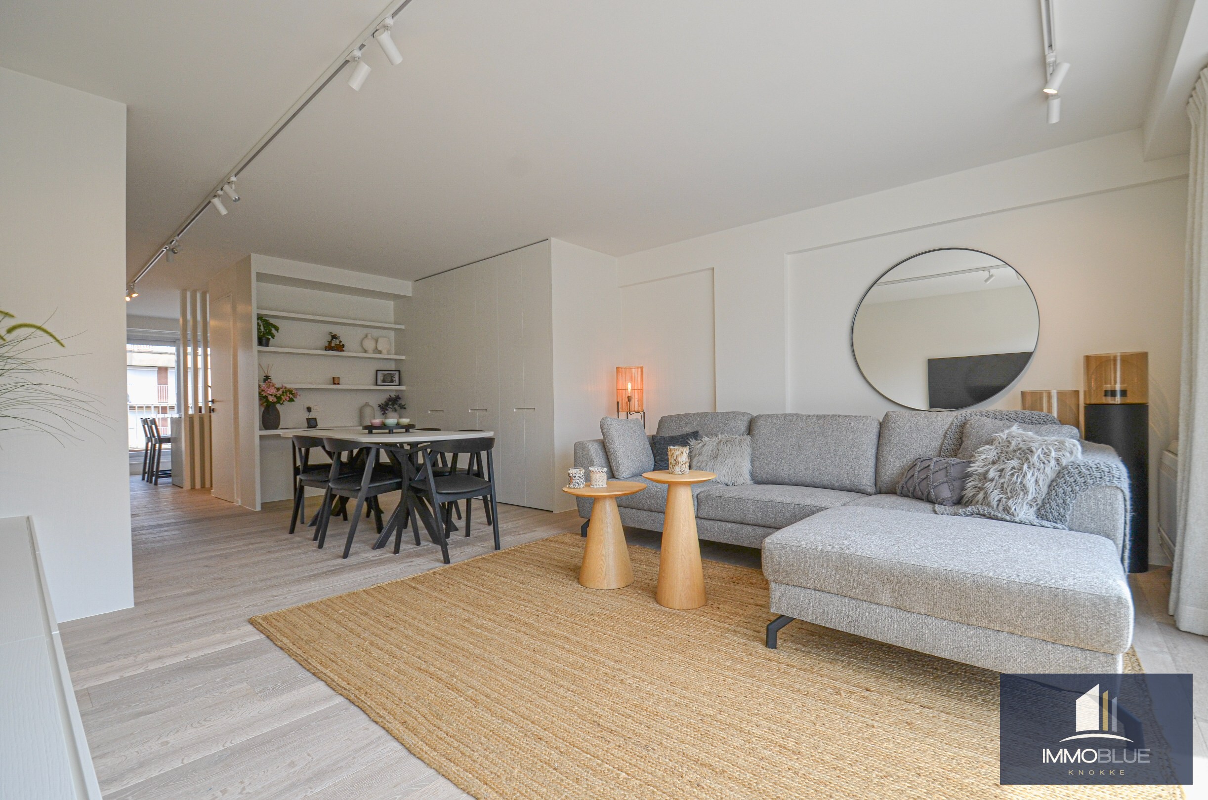 Appartement entièrement rénové avec deux grandes terrasses. 