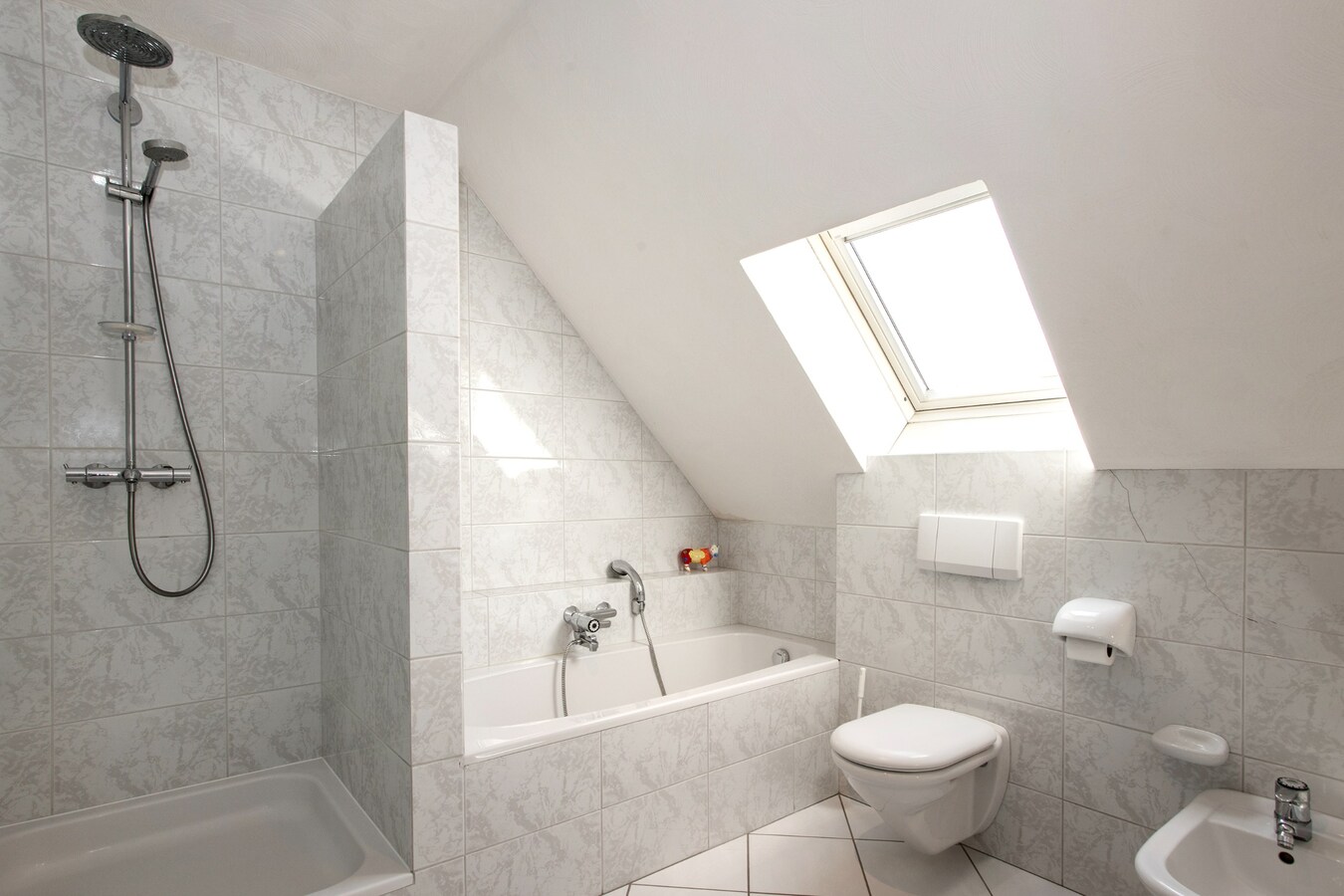 Degelijk gebouwde en perfect onderhouden vrijstaand-geschakelde gezinswoning aan ‘De Lovensbroek’. 