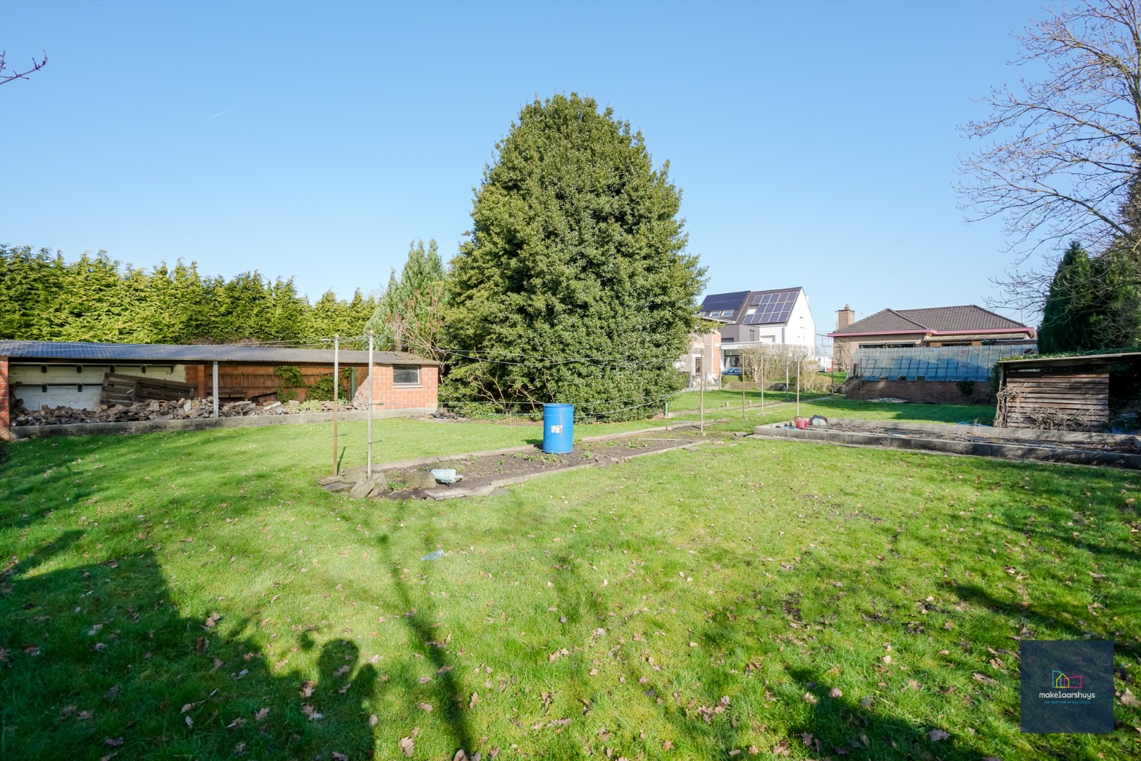 Ruime bungalow met garage op 1980m² grond 