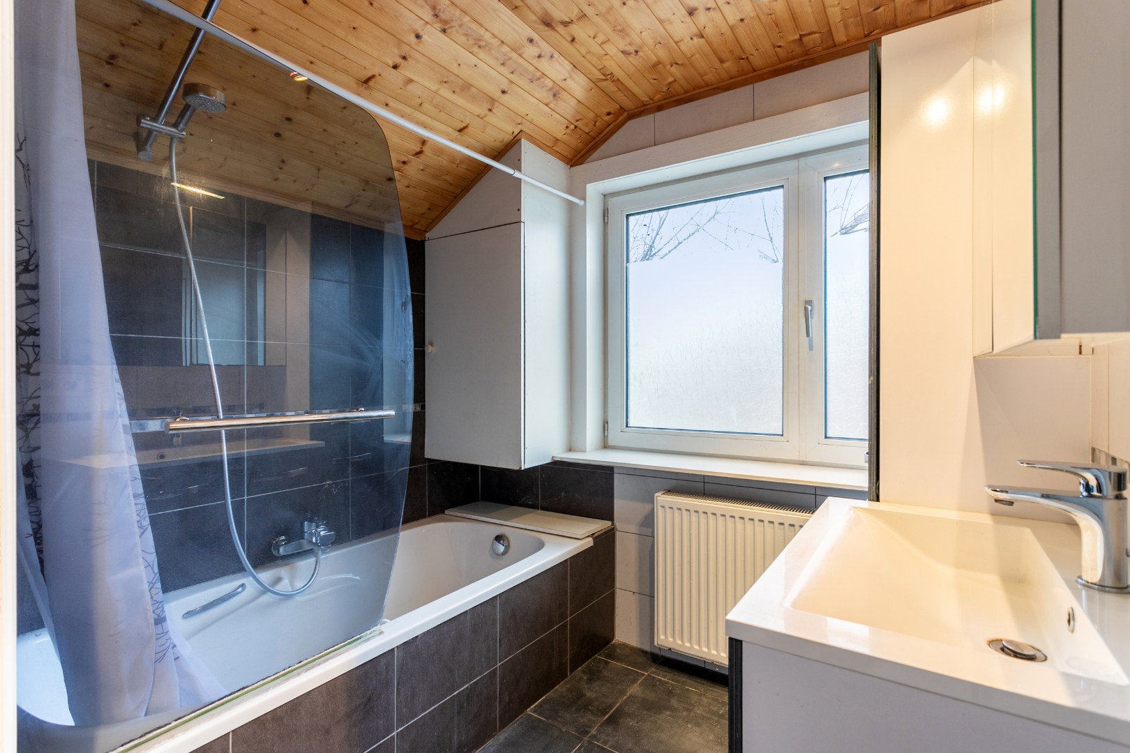 Solide woning met 3 slpks, tuin en garage te Buizingen 