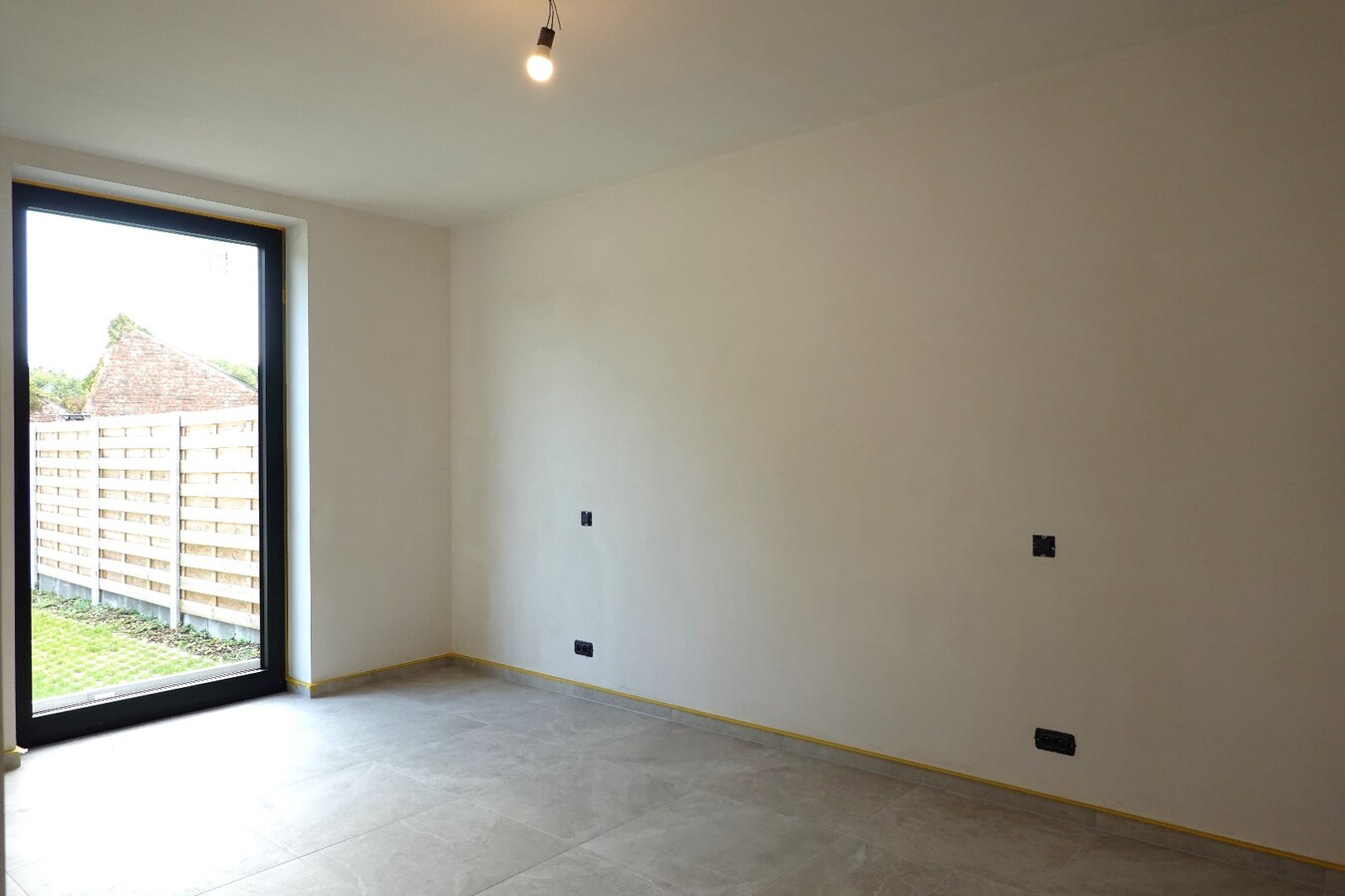 Prachtig nieuwbouwappartement van 108,43 m² met autostaanplaats op uitstekende ligging in hartje Jabbeke 