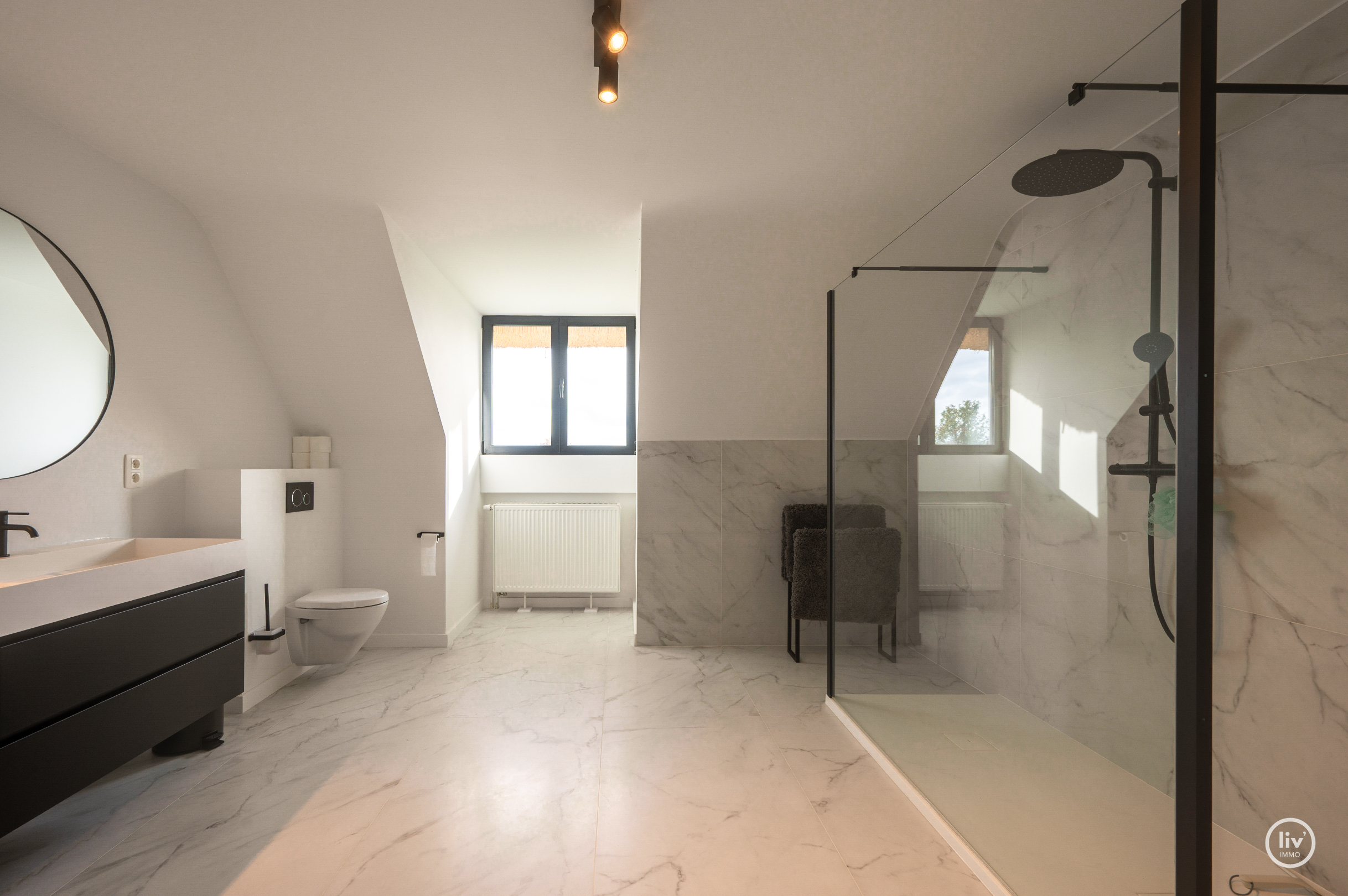 Magnifique villa rénovée avec toit de chaume, bien située près de Duinenwater à Knokke. 