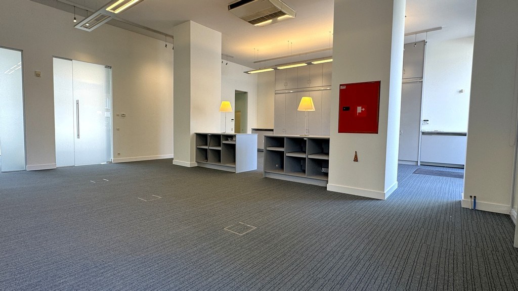 Commercieel gelijkvloers kantoor te koop nabij Singel te Berchem