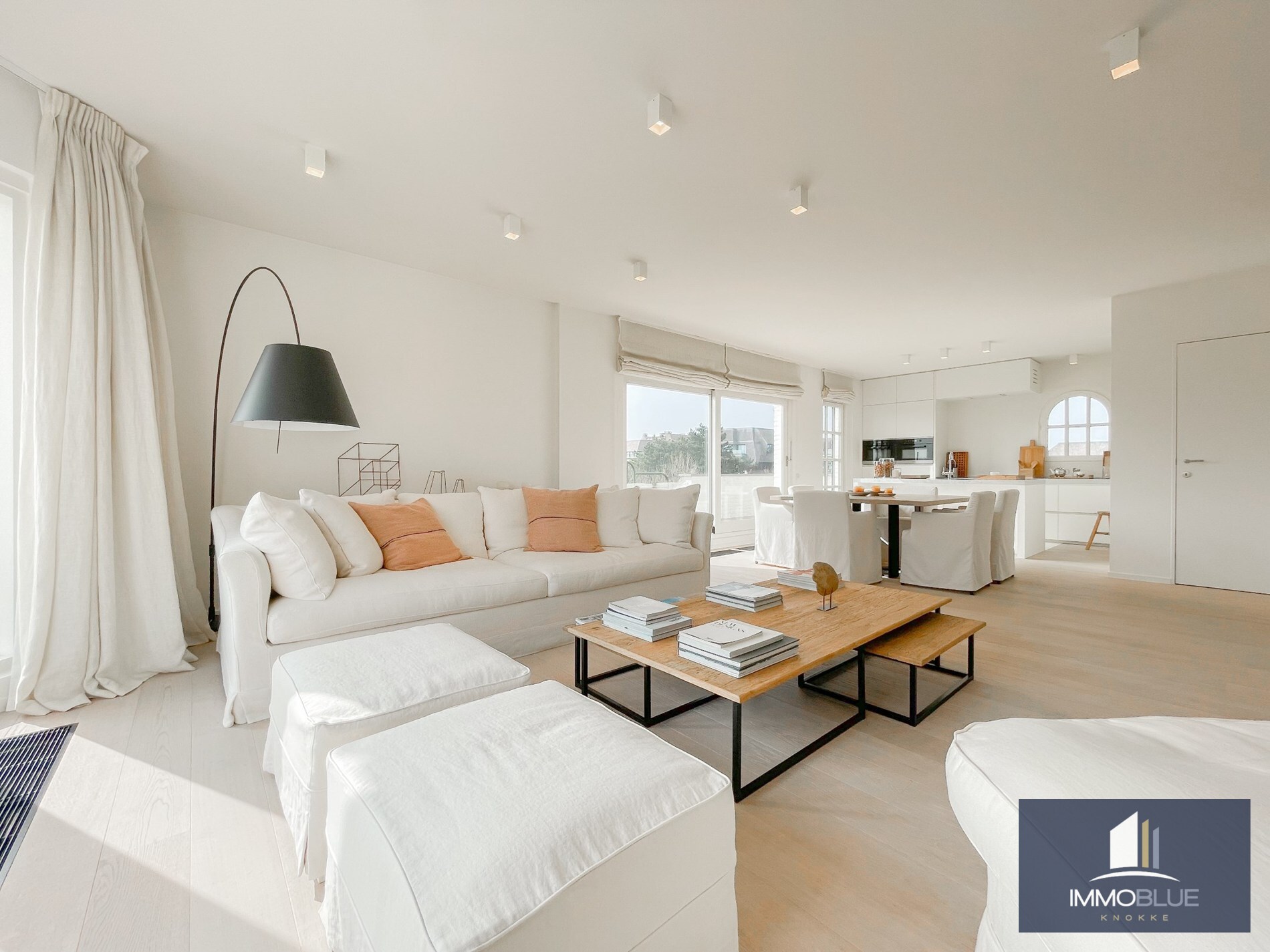 Subliem hoekappartement met ruime terrassen gelegen in het prestigieuze domein Tennis Garden. 