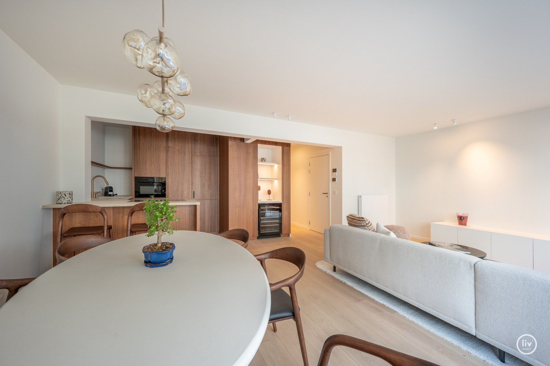 Résidence Akropolis : appartement rénové (largeur de façade d'environ 7 m) à vendre situé dans l'avenue Zoutelaan à Knokke, dans un bâtiment entièrement rénové tant à l'intérieur qu'à l'extérieur. 