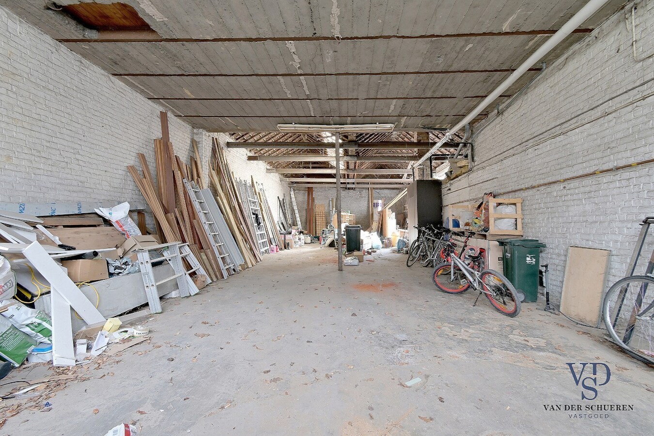 Ruime garage/opslagruimte gekoppeld aan woonst 