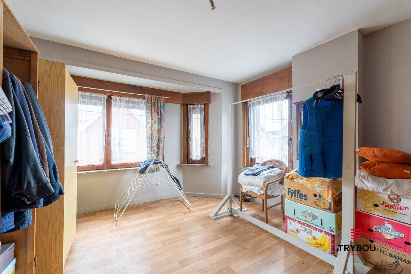 Ruime woning met loods en 4 garages – tal van mogelijkheden! 