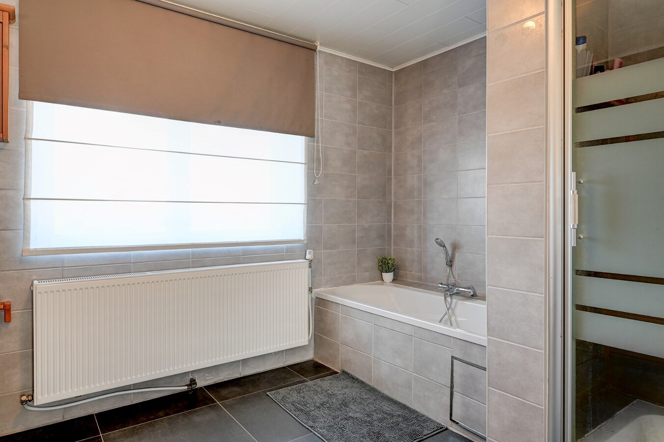 Grondig gerenoveerde woning met tuin, terras en 3 slaapkamers in Nieuwerkerken. 