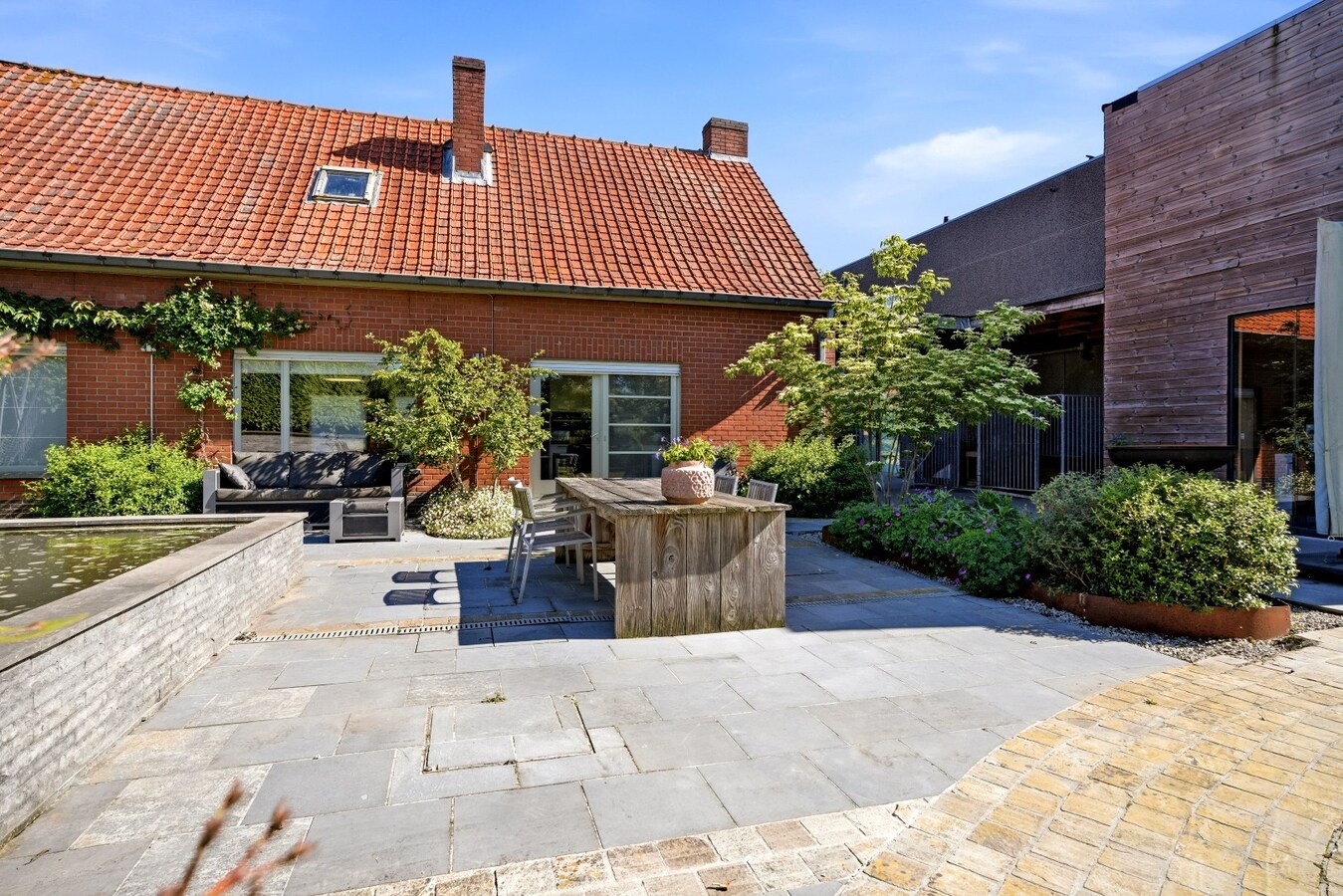 Uniek bedrijfsvastgoed met woonst in Westrozebeke te koop! 
