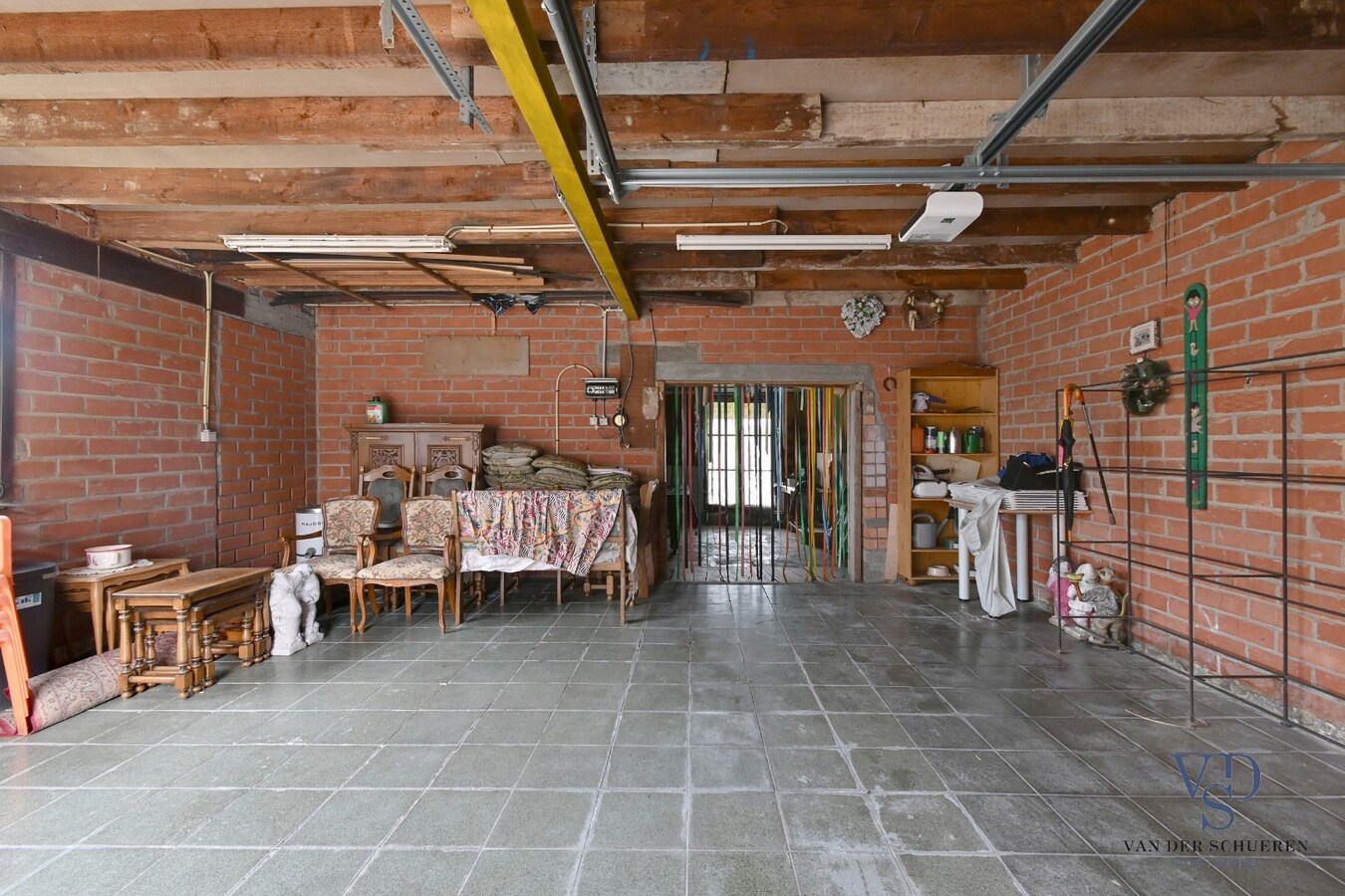 Bijzonder ruime, praktisch ingedeelde gezinswoning 