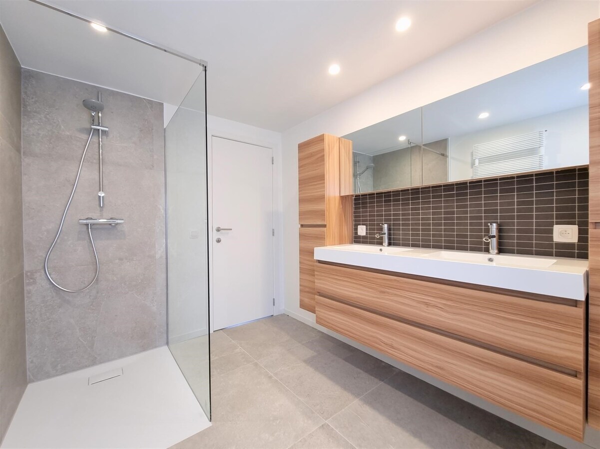 Volledig gerenoveerde woning met garage vlakbij het strand - Heist 