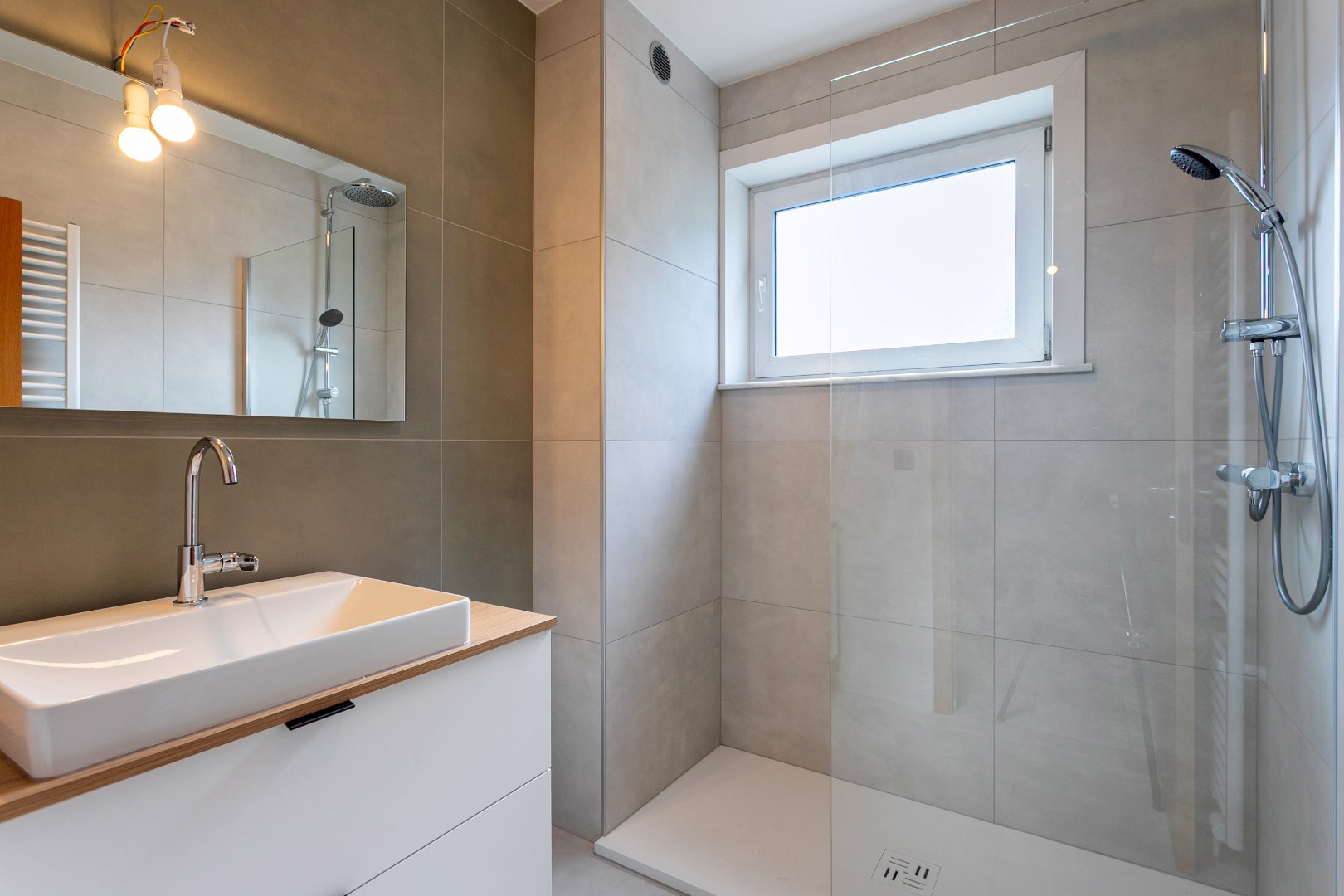 Instapklaar 2 slpk appartement met garage te Halle 
