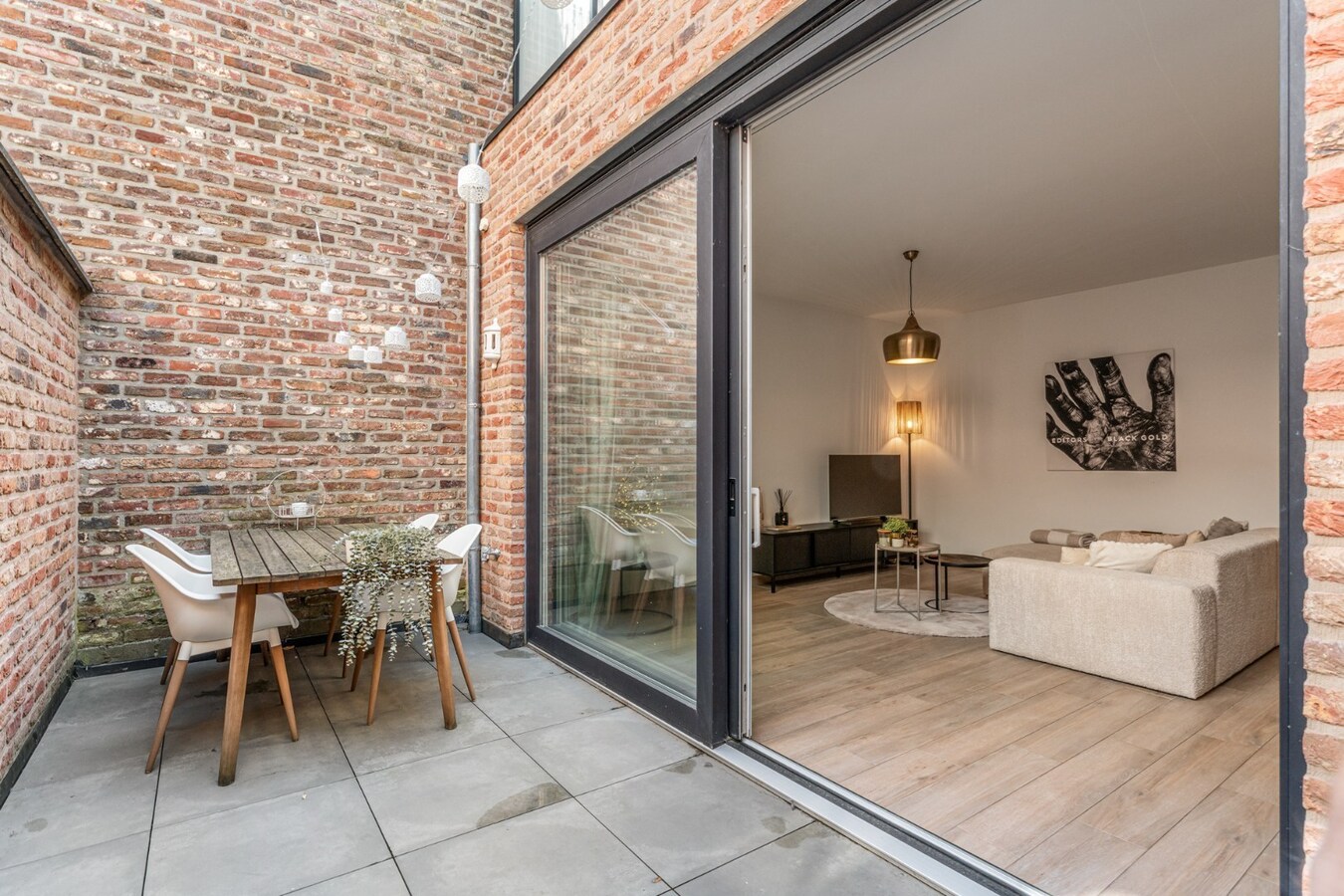 Recent, hoogwaardig afgewerkt gelijkvloers appartement, met terras en inpandige garage, in het centrum van Maaseik! 