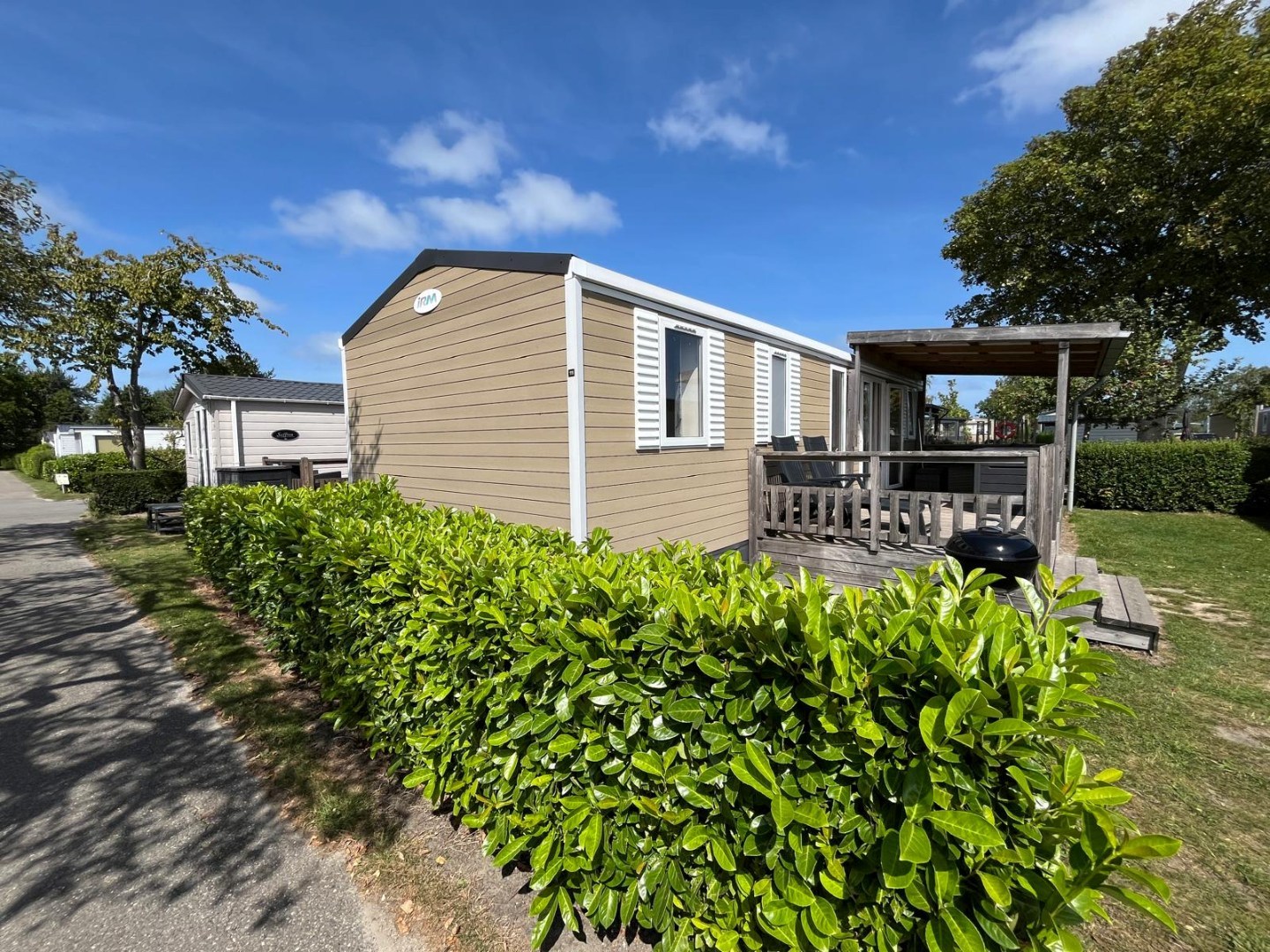 T.A. Makelaardij biedt aan – Chalet Z111-: Op een schitterende locatie in een goed verzorgd recreatiepark aan de kust van Walcheren bieden wij dit leuke chalet aan. 