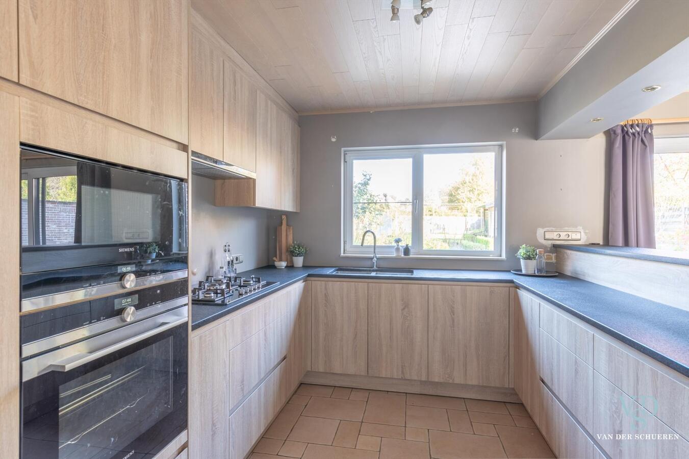 Praktische en degelijke woning in hartje Dikkelvenne . Bijzonder ruim ! 