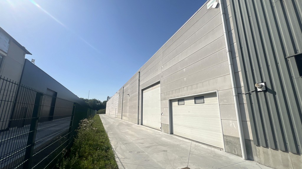 Bedrijfspand te huur in bedrijvenzone vlakbij E17 in Lokeren