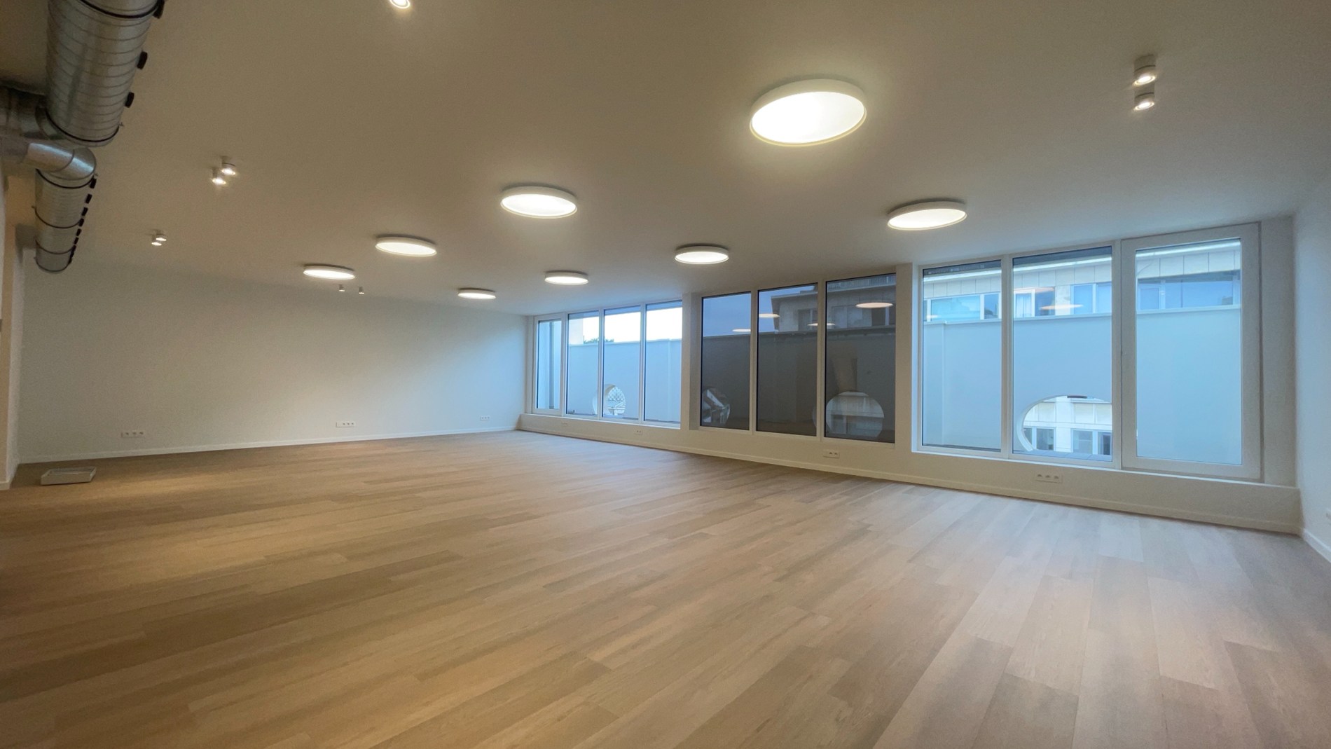 Exclusief kantoorgebouw te huur dichtbij de Leien in Antwerpen