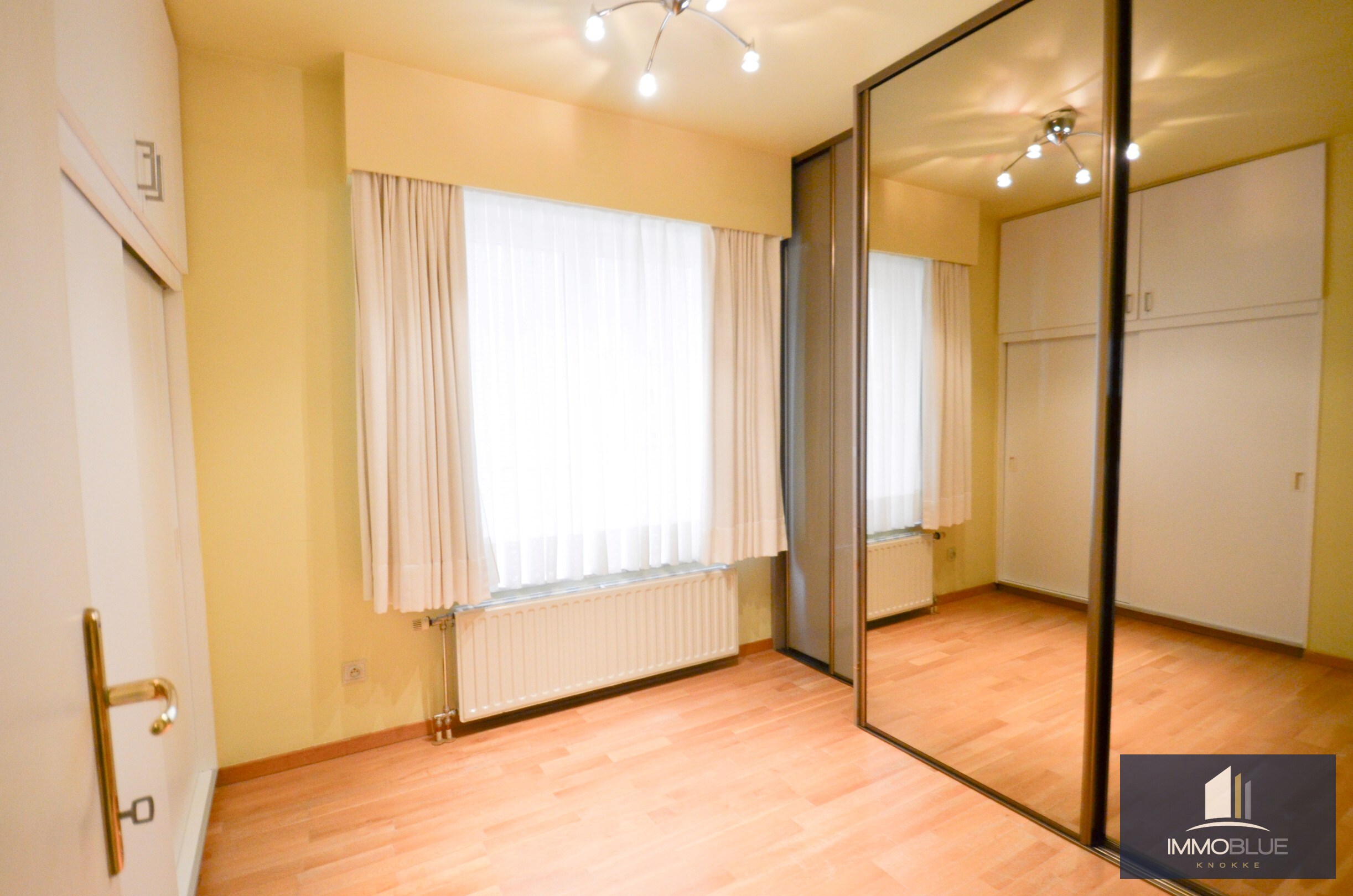 Lichtrijk hoekappartement met ruime terrassen gelegen in een klein residentie. 