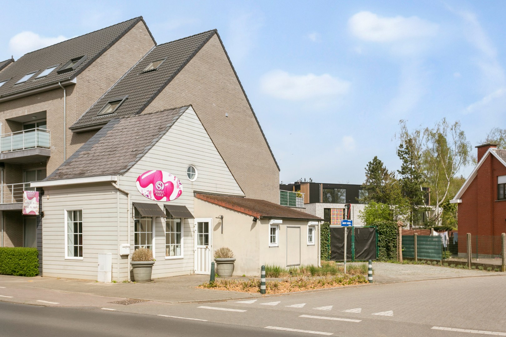 Handelspand met parkeermogelijkheid in het centrum van Bonheiden 