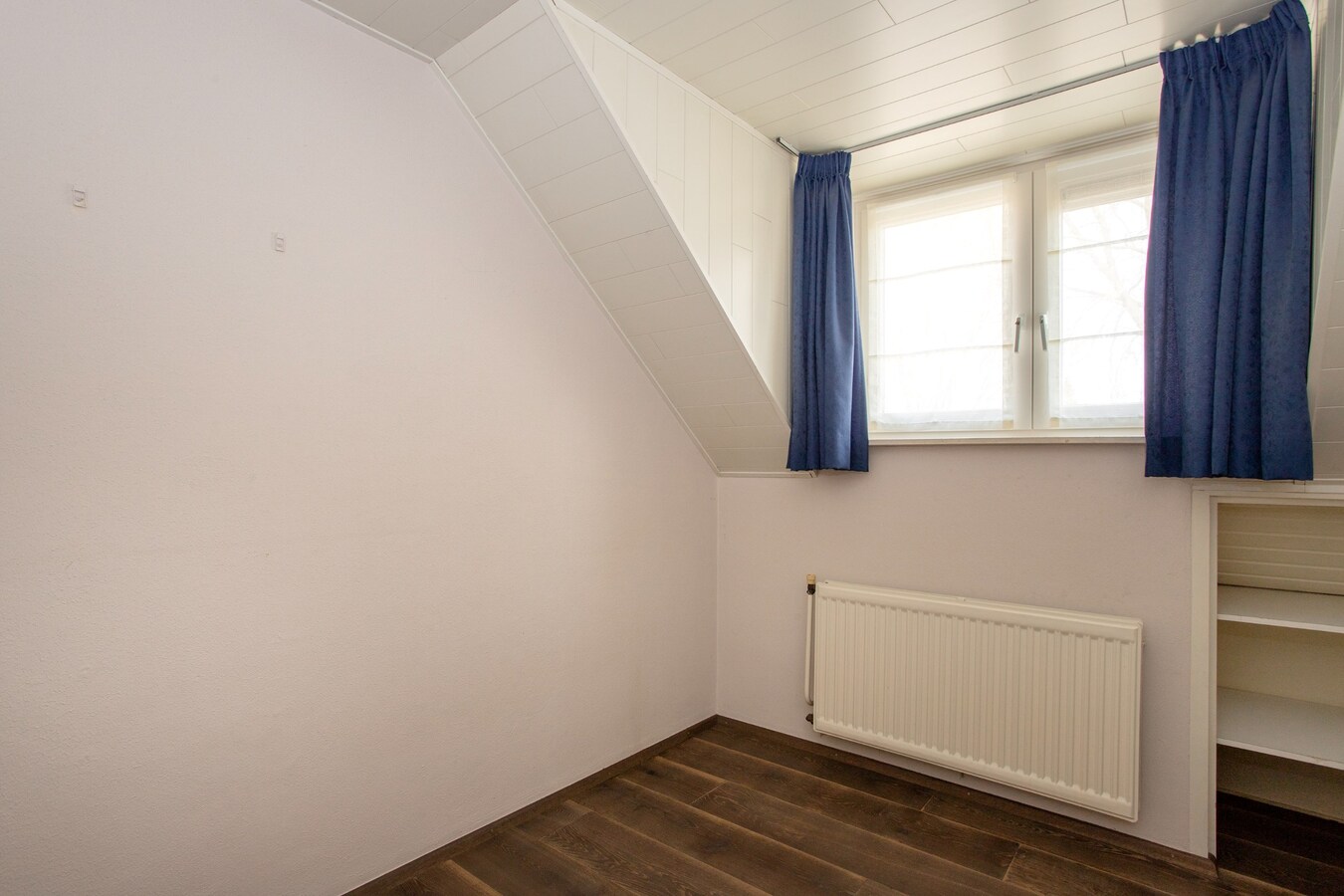 Vrijstaande woning, type landhuis met garage, carport, zwembad en 731 m2 grond. 