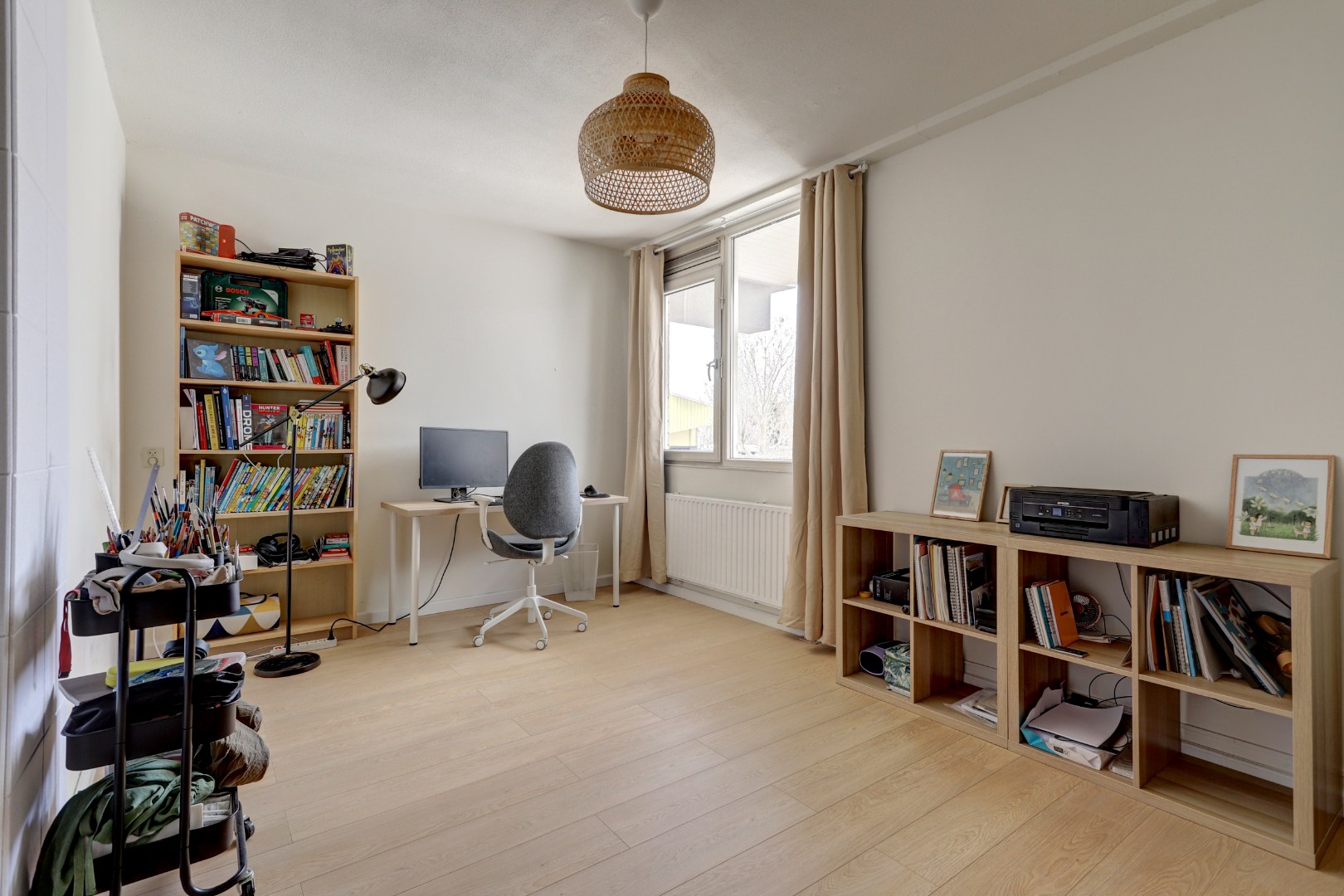 Ruime 4- (voorheen 5) kamer woning op 1e etage met riant terras van 45 m² en een berging en overdekte parkeerplaats op begane grond. 