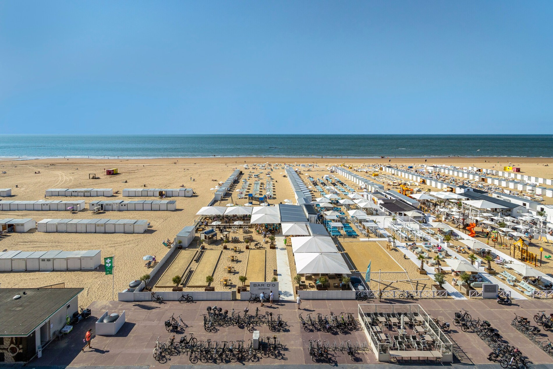 Appartement de vacances confortable et magnifiquement rénové avec vue frontale sur la mer, situé près de la place Rubens. 