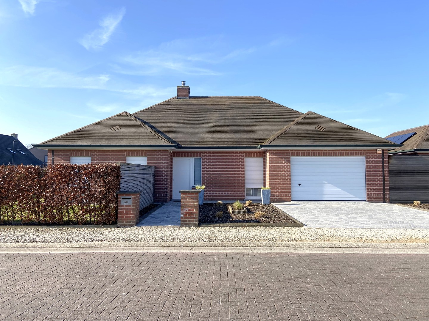 Zeer goed onderhouden ruime villa met tuin op topligging te Sint-Eloois-Vijve! 