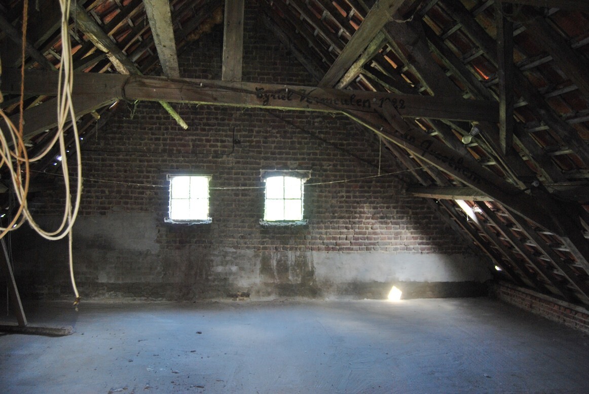 Te renoveren hoeve met stallingen op 9.333m² (+ev. 5ha) te Deinze 