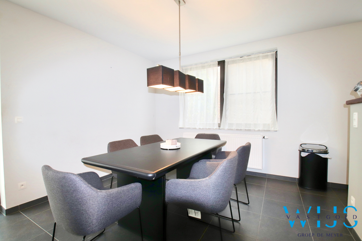 Gelijkvloers éénslaapkamer appartement met garage &amp; terras in het landelijke Oosteeklo ! 