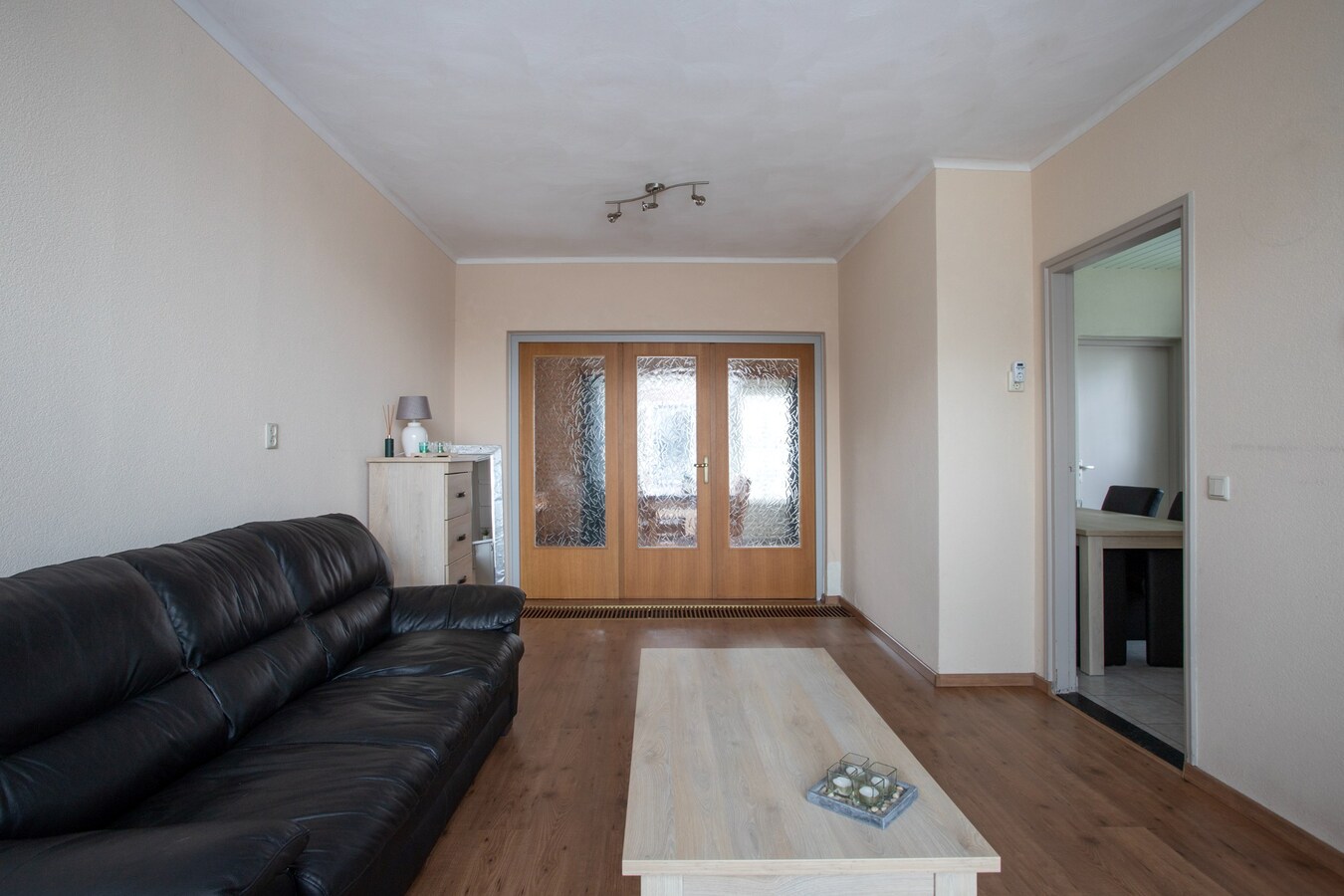 Tweekapper met vrijstaande garage en inrit gelegen op een hoekperceel in Reusel. 