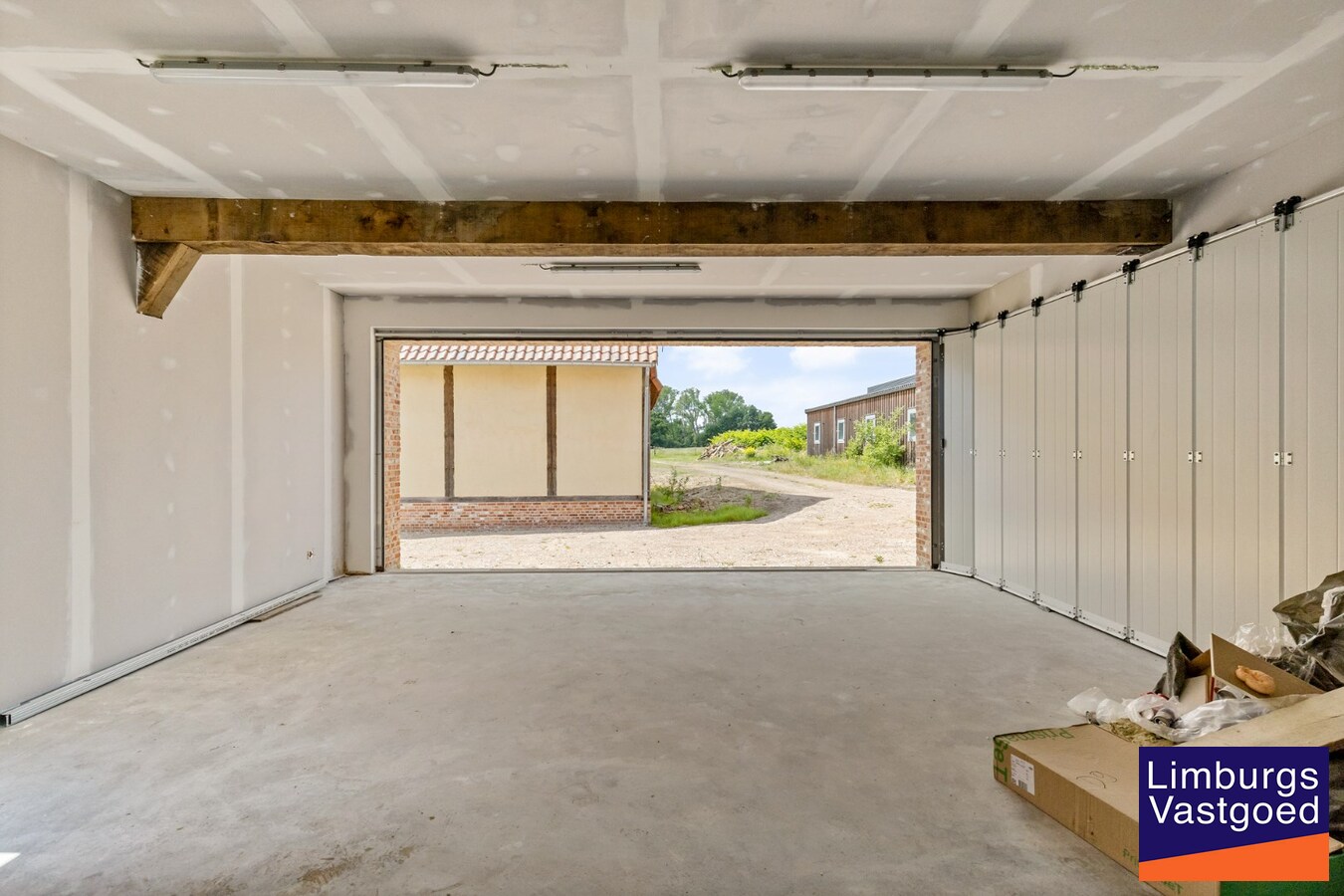 UNIEKE VIERKANTSHOEVE met paardenstallen op 7,34 hectare met vergunning voor zwembad en poolhouse 